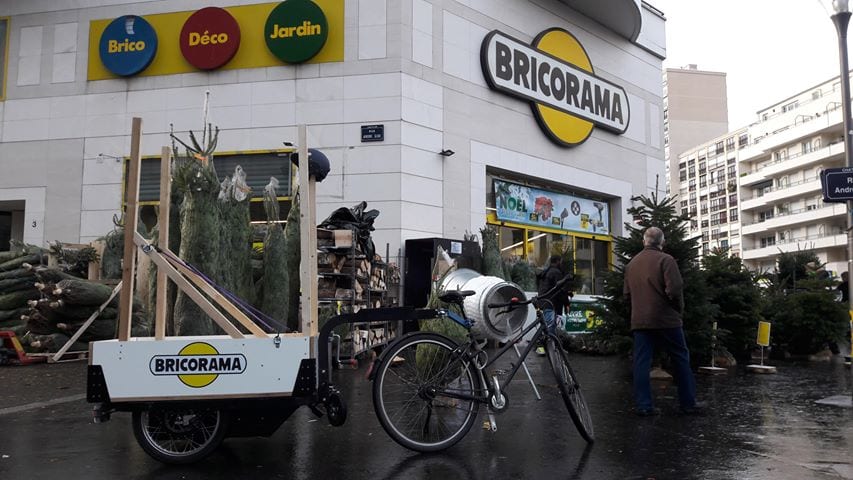 Ensemble K-Ryole électrique et vélo devant Bricorama