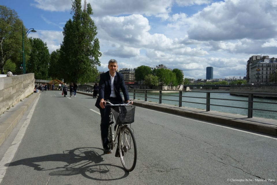L'adjoint au Maire de Paris Christophe Nadjovski sur son vélo