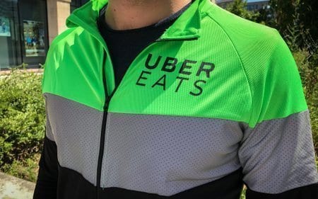 une veste uber eats sur un livreur