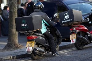 un livreur Uber Eats en Scooter