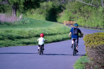 image père fils sur le vélo avec des casques de vélo